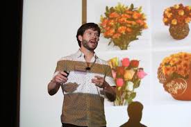 Tabis's online flower delivery business, which is based in venice, california, specializes in delivering assorted bouquets for a flat. What Fashion Can Learn From Floral And The Bouqs Wwd