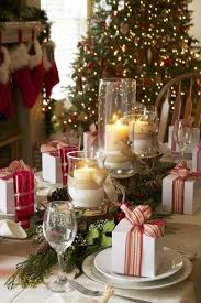 Si les ados ne croient plus au père noël depuis bien longtemps, célébrer noël en famille et recevoir des cadeaux pour les fêtes de fin d'année reste toujours un moment de magie. Table De Noel Avec Cadeaux Personnalises Je Fouine Tu Fouines Il Fouine Nous Fouinons