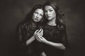 Fine Art Family Portrait By Zoriart Photography Based In Lausanne Switzerland Fineart Famil Studio Family Portraits Sisters Photoshoot Family Photography