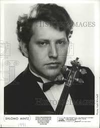 1991 Press Photo Israeli Violinist Shlomo Mintz poses with his violin