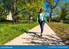 Caminhada Da Primavera, Uma Linda Mulher Andando No Parque Da Cidade Foto  de Stock - Imagem de ocasional, felicidade: 317958558