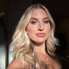 Devan Warner's Instagram, Twitter & Facebook