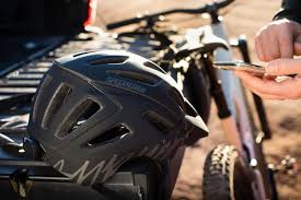 neue specialized helme mit angi sensor und mips anruf bei sturz emtb news de helm fahrrad neue wege