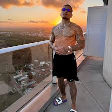 Olha o peso da mala! Dynho Alves voltou dançando de cueca branca todo  animadinho e não