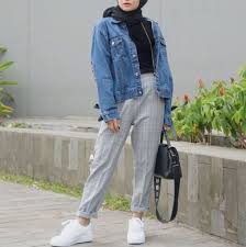 Beli produk jaket jeans wanita berkualitas dengan harga murah dari berbagai pelapak di indonesia. Hijabers Cobain 13 Tips Memadukan Jaket Jeans Ini Agar Penampilan Kamu Semakin Maksimal