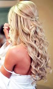 In addition, the half up half down hairstyle will look fabulous in the crowd. Frisuren Fur Abschlussball Fur Mittellanges Haar Abschlussball Frisuren Fur Haar Medium Length Hair Styles Prom Hair Down Prom Hairstyles For Long Hair