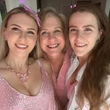 My heart is so full! 💖 In just three months, South Florida already feels  like home. This weekend, I celebrated my pink-themed housewarming party  with the most amazing people I've met since