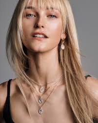 Make your look all about red with Disney's The Evil Queen. ❤️  #DisneyxPandora #PandoraCharm #PandoraJewellery Discover more:  https://to.pandora.net/disneyfb