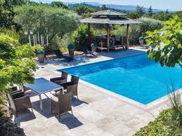 Un Kiosque Pour Faire De L Ombre Au Bord Du Bassin Piscine Kiosque Jardin Idees Jardin