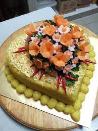 Ia merupakan pulut yang dimasak dengan sedikit serbuk kunyit sebagai pewarna. Https Www Facebook Com Maramuresanca Photos A 532898040168211 962112180580126 Type 3 Birthday Food Easy Desserts Food Plating