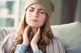 Mal di gola solo da un lato: cosa significa? Cause e rimedi