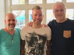 Fru, barn och hundarna chilli & rambo artist i @arvingarna tränar på . ØªÙˆÙŠØªØ± Glenn Hysen Ø¹Ù„Ù‰ ØªÙˆÙŠØªØ± En Gorgo Gubbe I Gottanna Podden Denna Vecka Ingen Mindre An Casper Janebrink Arvingarna Gott Tjot Ha D Gott Glenn Https T Co Opflsp5nd1