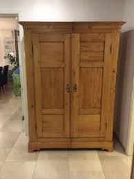 Mit einem fairen preis hat man dann einen kleiderschrank aus massivholz, der lange hält. 100 Jahre Alter Holz Schrank Restauriert Informationen Ueber Haus Bauen Und Sanieren Holzschrank Kleiderschrank Holz Schrank Holz