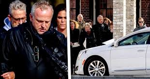 De verdwijning van tanja groen uit schagen is al bijna 21 jaar een groot mysterie. Emotionele Gordon Neemt Afscheid Van Zus Sterren Telegraaf Nl