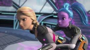 Barbie, împreună cu prietenele sale, teresa și renee, se transformă din niște sportive care se antrenează intensiv în spioane sub acoperire în această nouă aventură plină de acțiune! Barbie In Aventura Spatiala Trailer Dublat In Romana Youtube