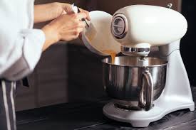Meilleur Robot Patissier Bien Le Choisir Les Bons Modeles L'éminente mercotte, la rayonnante julia vignali et l'enthousiaste et talentueux chef cyril lignac, réservent de nombreuses surprises et de nouveaux challenges aux 14 pâtissiers amateurs qui vont vivre l'aventure la plus folle.