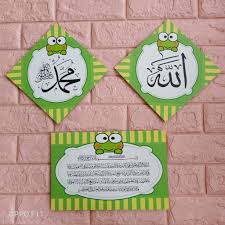 Gunakan wallpaper bermotif geometris serta hiasan dinding seperti poster atau lukisan urban berbingkai. Hiasan Dinding Kaligrafi Karakter Keroppi Lafadh Set Shopee Indonesia