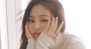 INSTIZ] Netizenler Jennie'nin efsanevi mimik değişimi hakkında konuşuyor