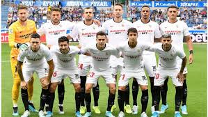 La equipación del sevilla fc es camiseta blanca con algunas pequeños puntos en rojo, como cuello o borde de las mangas y pantalones también blancos, solo contrastados por las medias negras. Sevilla Fc Players Salaries Futballnews Com