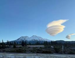 Lenticular clouds around Mount Shasta ...