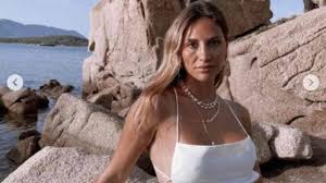 Tutte le marche dalla a alla z » Beatrice Valli Dimentica Qualcosa Ce Le Mostra In Primo Piano