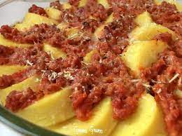 Ora prendiamo una pirofila resistente al calore la imburriamo e adagiamo per primo lo strato di polenta, versateci sopra il sugo di carne e il parmigiano, continuate così fino a. Gnocchi Di Polenta Gratinati Al Forno Ricetta