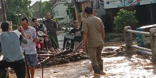 Jika sedang berada di dalam gedung bertingkat saat terjadi gempa bumi, jangan panik. Sebanyak 10 672 Jiwa Terdampak Banjir Di Kabupaten Kudus Bnpb