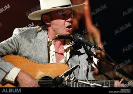 NEIL YOUNG in NEIL YOUNG: HEART OF GOLD, 2006, directed by JONATHAN DEMME.  Copyright PARAMOUNT CLASSICS / REGAN, KEN. - Album alb822214