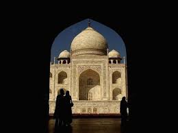 Berlaku secara realiti bahawa proses pembentukan tamadun islam lebih tertumpu kepada aspek materialisme sehingga melupakan sudut pemurnian spiritual umat islam. 5 Fakta Taj Mahal Bangunan Dengan Arsitektur Islam