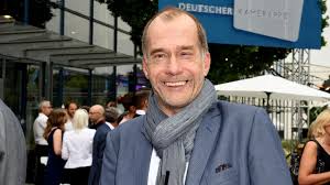 Seit 1985 verkörpert er den dr. Georg Uecker Die Schlimme Doppeldiagnose Des Lindenstrasse Stars Stern De