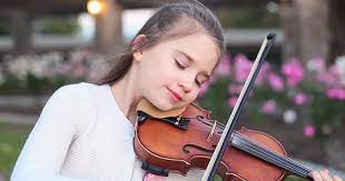 Téléchargez ces photo premium sur fille jouant du violon, et découvrez plus de 8m de ressources graphiques professionnelles sur freepik. Karolina Protsenko 11 Ans Reprend Senorita De Camila Cabello Et Shawn Mendes Au Violon