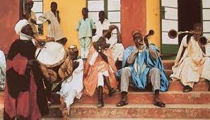 Al'umma ce mai dimbin yawa, sun bazu a cikin kasashen afirka da kasashen larabawa kuma a al'adance masu matukar hazaka. Mawaka Da Kidan Gargajiyar Hausa