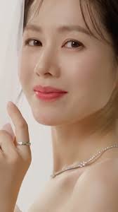 Yejin Son's Hand ✊🏻 Aaaaaa thankyou for sharing the cutest hand @yejinhand  😭❤️ #sonyejin #손예진 #soneonjin #yejinhand #binjin #yejin @yejinhand  #yejinhandss #hyunbin #현빈 #binjincouple #doolycouple #riricouple  #crashlandingonyou ...