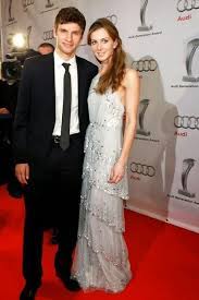 Thomas muller married his longtime girlfriend, lisa muller at the age of 20. Pin On Thomas Muller