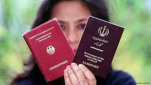 Wenn sie die deutsche staatsangehörigkeit beantragen, müssen sie schriftlich und mündlich bekennen, dass sie das grundgesetz und die gesetze der bundesrepublik deutschland achten und alles unterlassen werden, was ihr schaden könnte. Die Krux Mit Der Staatsburgerschaft Deutschland Dw 08 08 2019