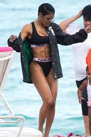 Teyana showing some exercises to get some abs lol excluding the woman behind her. Teyana Taylor Rang In 2018 With A Set Of Rock Solid Abs At The Beach In Miami Vogue