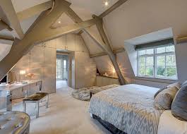Plafond Avec Poutres Apparentes En Bois Repeint En Gris Perle Bureau Design Tabouret En Cuir Deco Chambre Sous Comble Chambre Sous Combles Chambre Mansardee