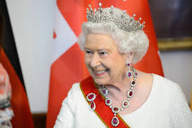 E infine il terzo immortala elisabetta con la figlia anna nella white drawing room. Tanti Auguri Elisabetta La Regina D Inghilterra Compie 90 Anni