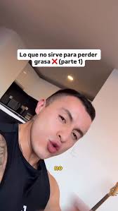 Sentadillas bulgaras en smith 😎🏆 aprovecha la inclinacion que tienen  algunas de estas maquinas ⚡️⚡️👇🏻 . Recuerda que en Bulgaras entre mas  estable estes podras producir la mayor sobrecarga posible y justo