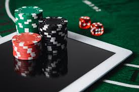 Juega al póker en línea. casino en línea - concepto de juego en ...