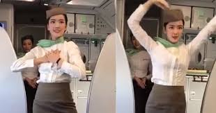 Cụ thể, tối 15/3, đoạn clip ghi lại hình ảnh thân mật. Mua Vai Ä'iá»‡u Ä'Æ¡n Giáº£n Tren May Bay Ná»¯ Tiáº¿p Vien Hang Khong Khiáº¿n Hanh Khach Khong Thá»ƒ Rá»i Máº¯t