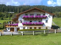 Auch ist die skiabfahrt fast bis zum haus. Haus Deutschmann Monika Ferienwohnung Tirol