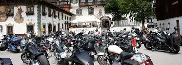 Biker finden mit dieser app schnell das passende angebot oder last minute schnäppchen. Biker Motorradfahrer In Der Post Gasthof Hotel Zur Post Wallgau