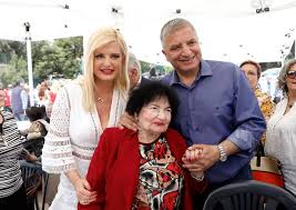 Αποκαλύπτει ηλικία, πόσο χρονών είναι. Giwrgos Patoylhs Ta Dyskola Paidika Xronia Toy Neoy Perifereiarxh Attikhs Kai O Erwtas Me Thn Gohteytikh Syzygo Toy