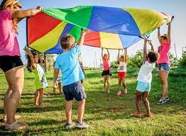 Otro clásico con el que se puede jugar al aire libre con niños a partir de dos o tres años de edad es el escondite inglés. Wow Los Mejores Juegos Para Ninos Al Aire Libre 2021