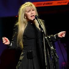 Get the gear to sound like lindsey buckingham and get their tone. Stevie Nicks Mitleid Mit Kristen Stewart Gala De