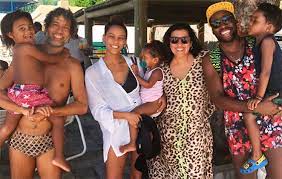 Os filhos de taís araújo são: Filhos De Tais Araujo E Lazaro Ramos Roubam A Cena Em Foto De Regina Case O Fuxico