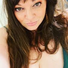 Amanda Stark's Instagram, Twitter & Facebook