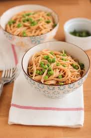 Spaghetti Et Petits Pois Au Lait De Coco Et Curry Thai Cuisine Et Boissons Curry Thai Plat Vegetarien