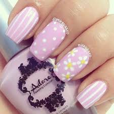 En esta imagen ves unas uñas pintadas con esmalte amarillo y puntos pequeños de color negro ademas tiene el detalle de moños y piedras brillantes como aplique Disenos De Unas Blancas Fotos De Unas Decoradas 2021 Disenos Modelos Y Colores De Unas Blogmujeres Com Unas Mandalas Decoracion De Unas